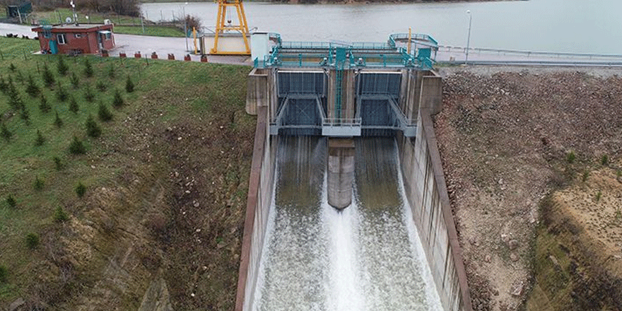 Kapasitesi dolan barajın kapakları açıldı