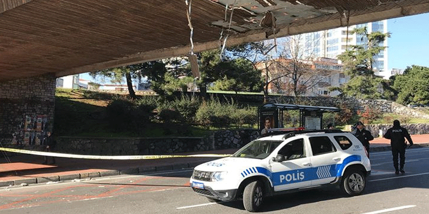 Beşiktaş'ta iş makinası üst geçide çarptı