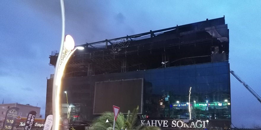 AVM yangını dört saatte söndürüldü