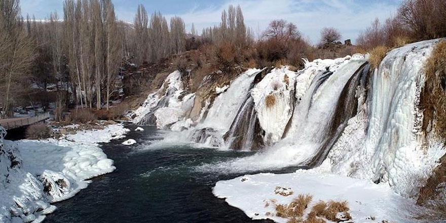 Donan Muradiye Şelalesi’nde eşsiz manzara