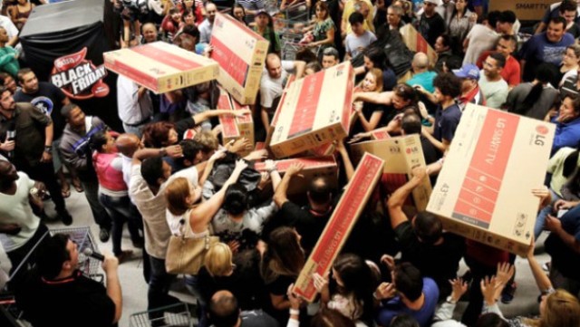 Macron'dan Trump'a yalanlama: Savunma harcamalarını 2024'te artıracağız