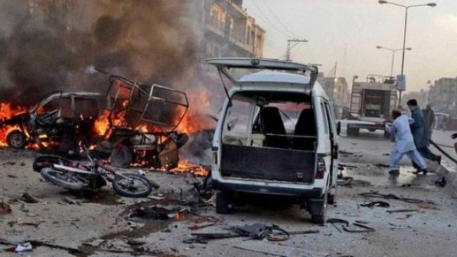 Pakistan'ın Peşaver kentinde intihar saldırısında 2 polis hayatını kaybetti.