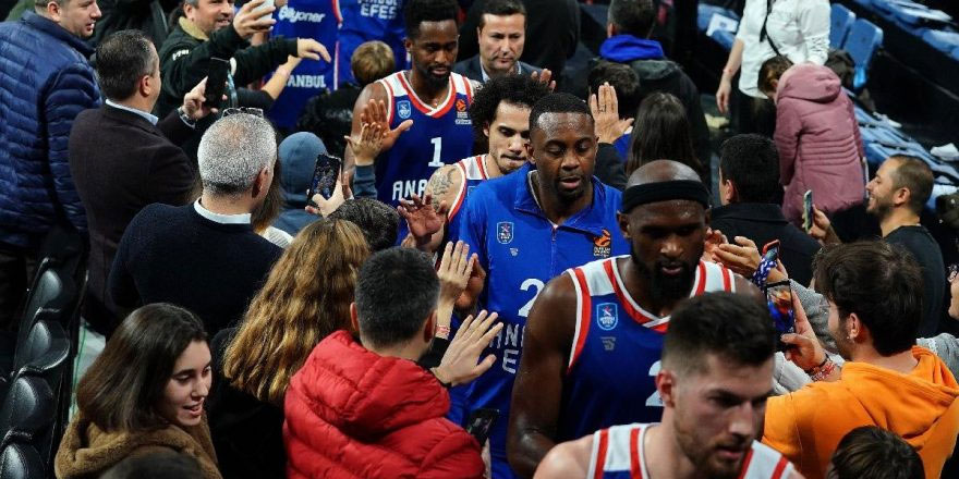 Lider Anadolu Efes zorlu deplasmanda
