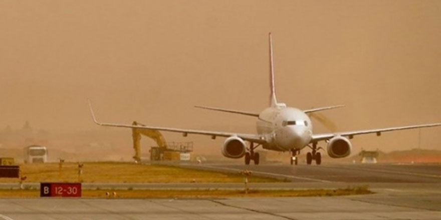 Avustralya'da yangınlar nedeniyle Canberra havalimanı uçuşlara kapatıldı