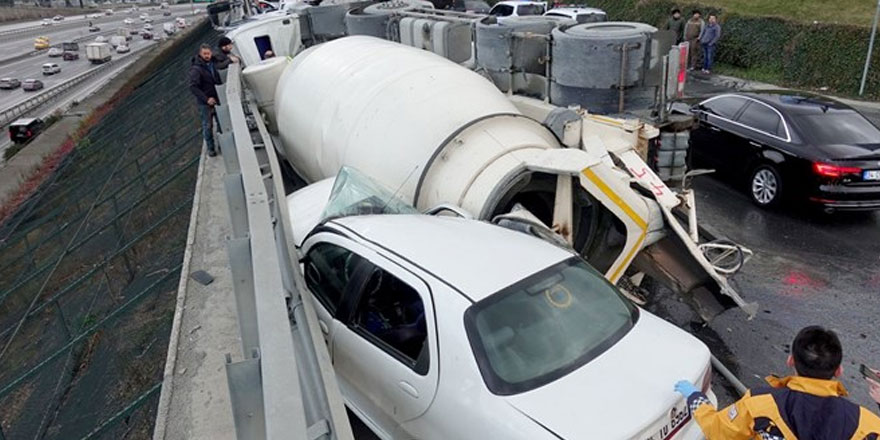 Beton mikseriyle otomobil çarpıştı