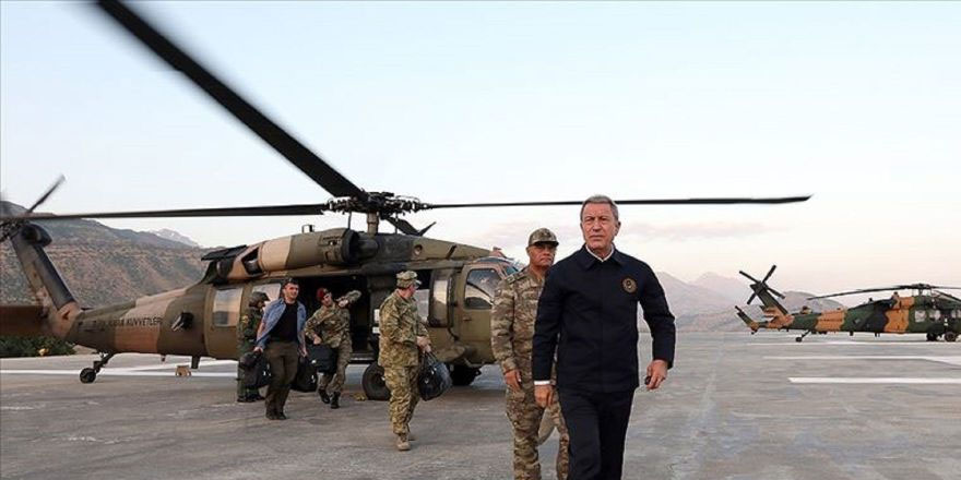 Akar, TSK'nın komuta kademesiyle Suriye sınırına gitti