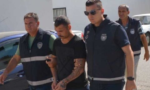 Şizofreni hastası olduğunu iddia ediyor