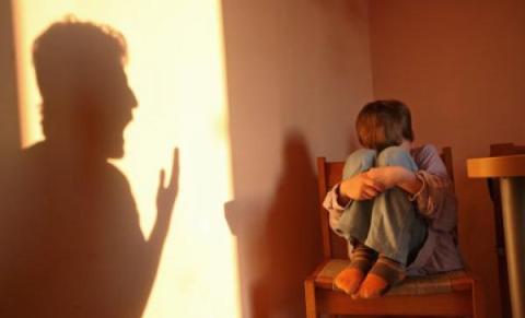 8 yaşındaki üvey oğluna şiş batırıp, defalarca dayak attı