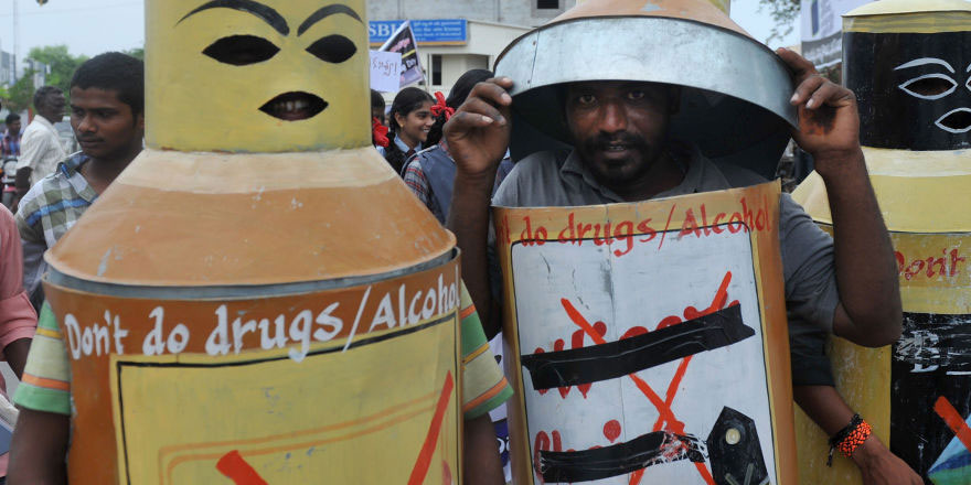 Hindistan'da musluklardan 'su gibi' içki aktı