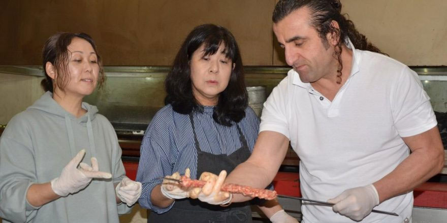Japonya’dan gelip, Adana kebabı yapımını öğrendiler