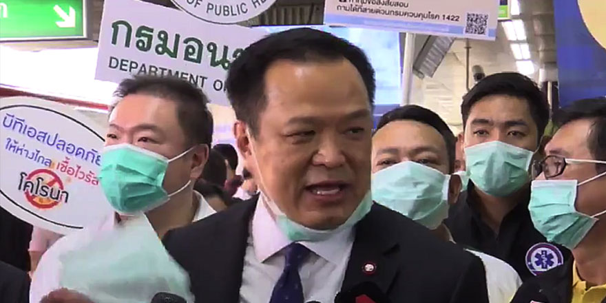 Tayland Sağlık Bakanı maske dağıttı