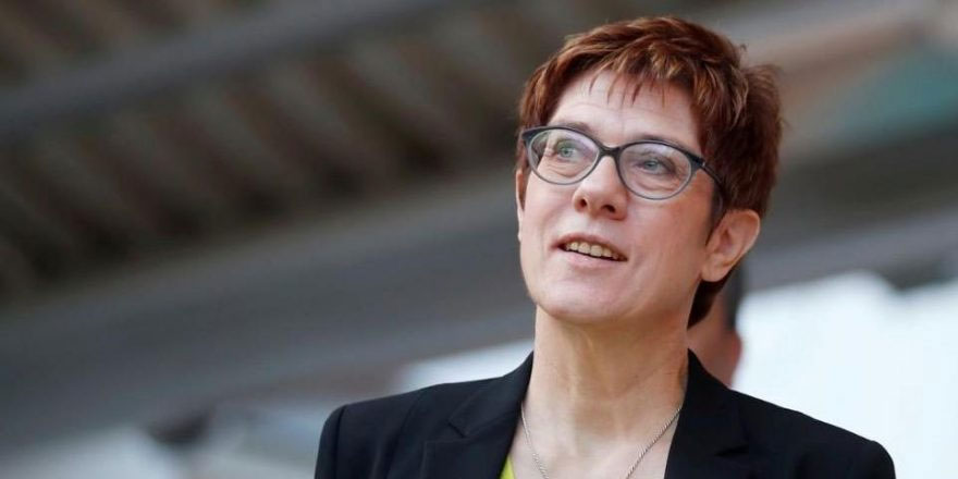 Merkel’in halefinden şok karar