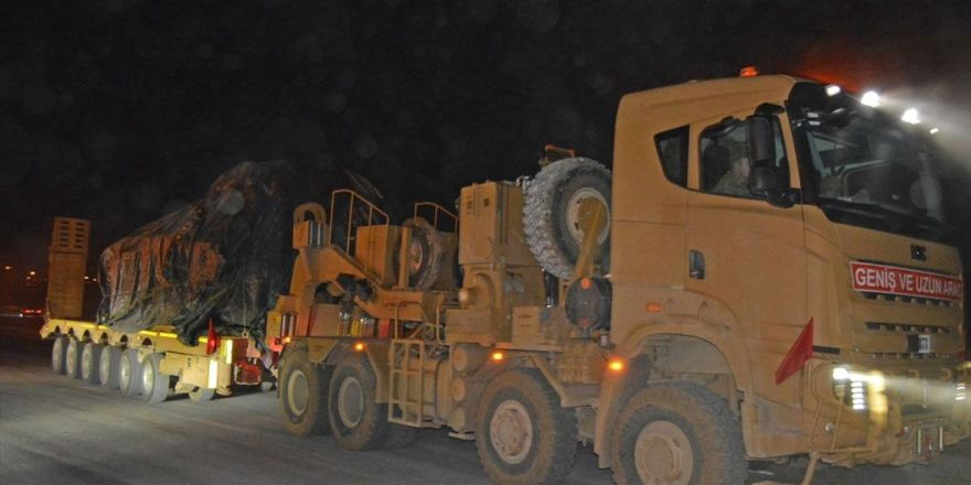 Suriye sınırına askeri sevkiyat sürüyor