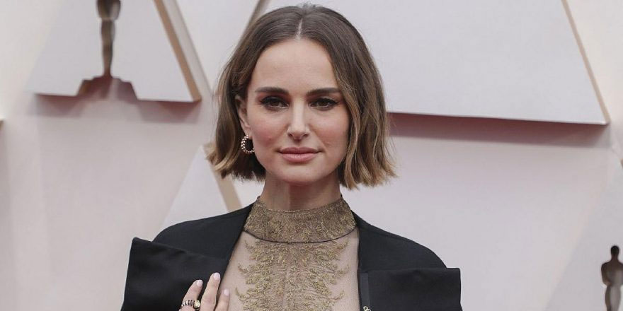 Natalie Portman, ceketiyle 92. Oscar törenine damga vurdu