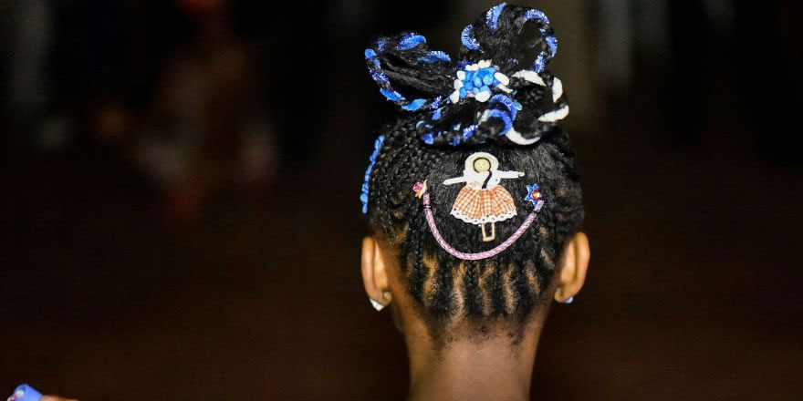 Saçları diğer öğrencileri engelliyor' diye defalarca eve gönderilen genç kız, okuldan tazminat almaya hak kazandı