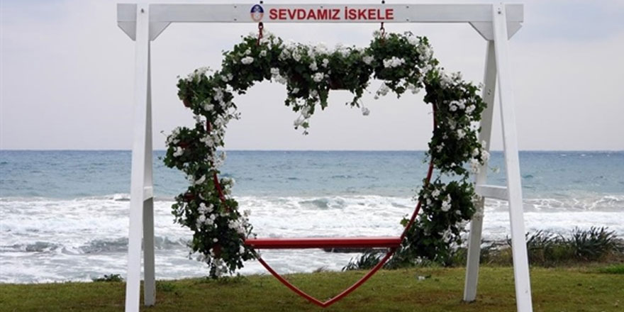 İskele belediyesi halk plajı’na ‘Gönül salıncağı’ kuruldu