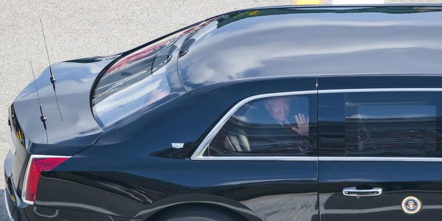 ABD Başkanı Trump Daytona 500 yarışlarında limuzinle pistte tur attı
