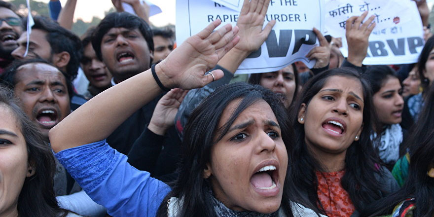 Hindistan'da onlarca lise öğrencisi regl olmadıklarını kanıtlamak için soyunmaya zorlandı