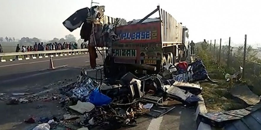 Hindistan'da tırla otobüs çarpıştı: 19 ölü, 23 yaralı