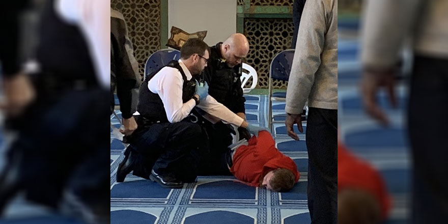 Londra'da bir kişi, camide namaz kılan din görevlisini bıçakladı