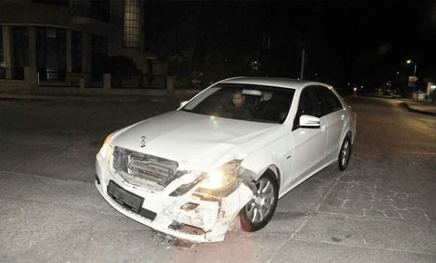 Araca çarptı, elektrik direğini devirdi