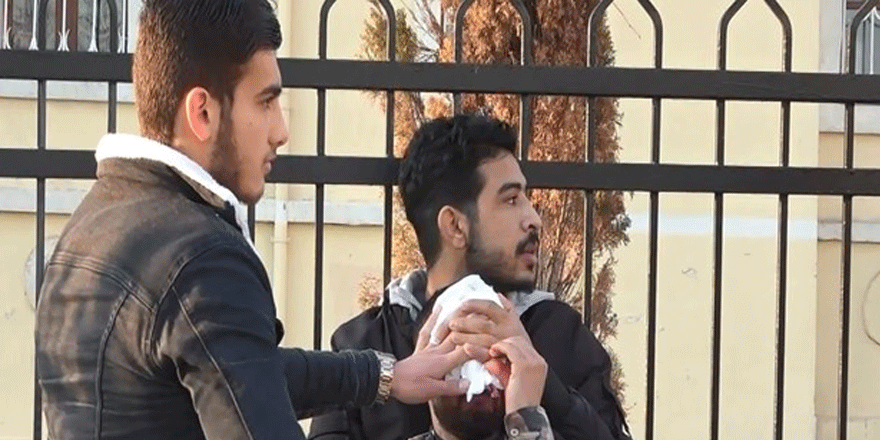 Cami avlusunda bıçaklı kavga