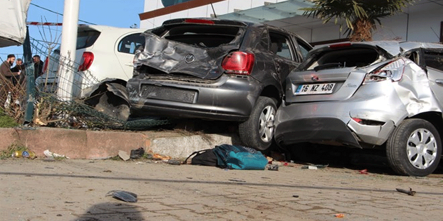 Silivri'de yoldan çıkan otomobil öğrencilere çarptı