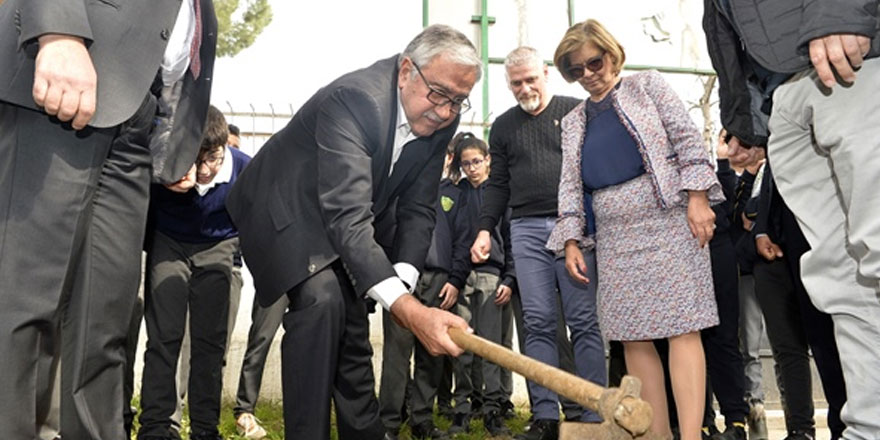 Akıncı, eşi Meral Akıncı ile, “iklim değişikliği” eğitimi verilen şehit hüseyin ruso ortaokulu’nu ziyaret etti