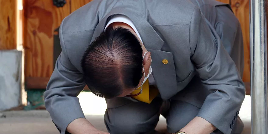 Güney Kore'de koronavirüs salgınının yayılmasından sorumlu tutulan tarikatın lideri diz çökerek özür diledi