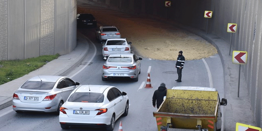 İstanbul'da hafriyat kamyonundan yola dökülen çamur trafiği aksattı (Şoför kaçtı)