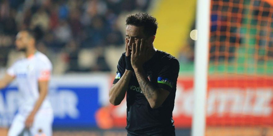 Beşiktaş’ta Gökhan Gönül sakatlandı