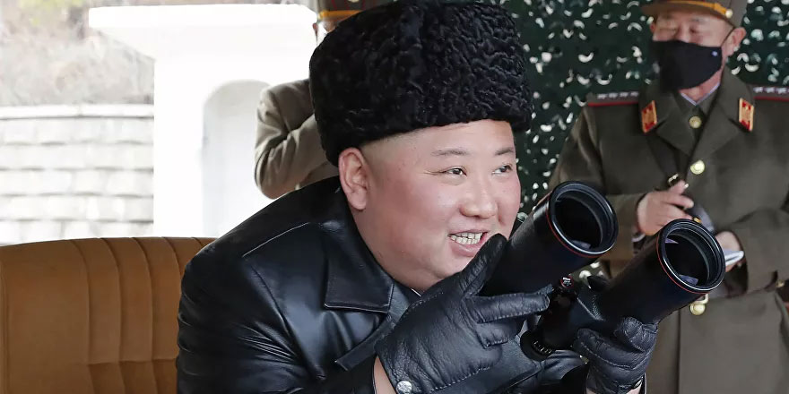 Kuzey Kore lideri Kim, füze ateşlemesini koronavirüse karşı maske takan askerlerle 'maskesiz' izledi
