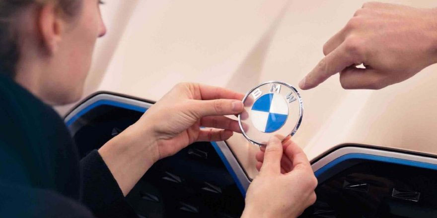BMW logosunu mu değiştirdi?