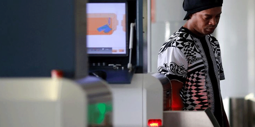 Ronaldinho sahte pasaport nedeniyle Paraguay'da gözaltına alındı