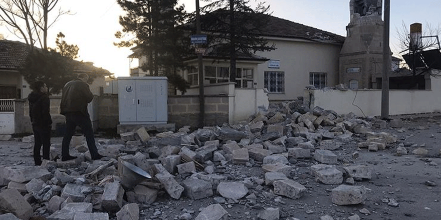 Minare fırtınaya dayanamadı