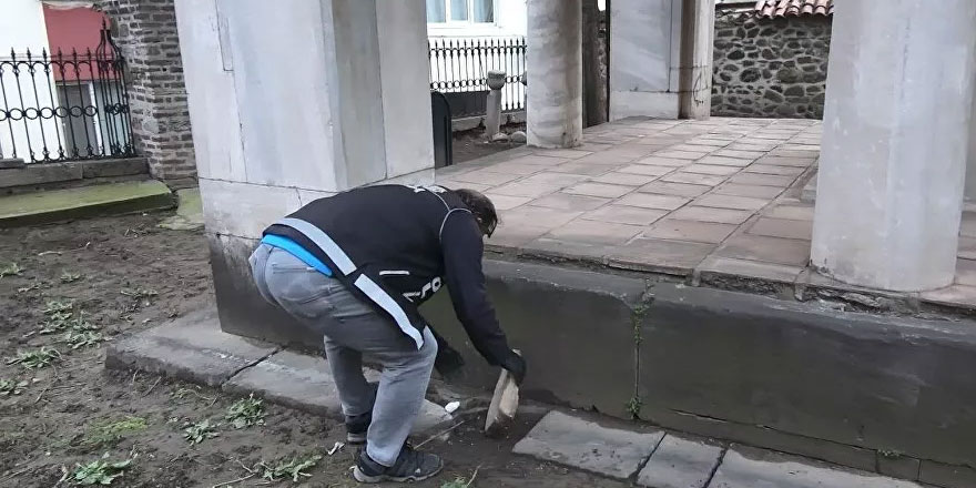 Bursa'da 300 polisle şafak operasyonu: Uyuşturucuyu türbeye saklamışlar