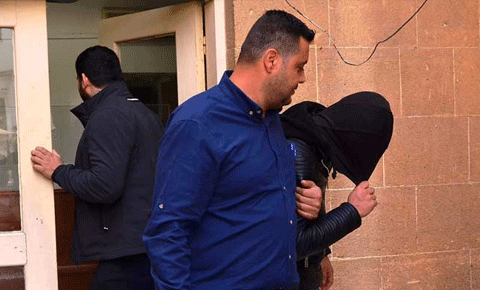 Reçel ve salça ile duvarları kirletti