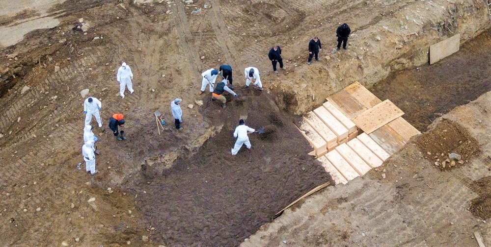 New York'ta cesetler toplu mezarlara gömülüyor