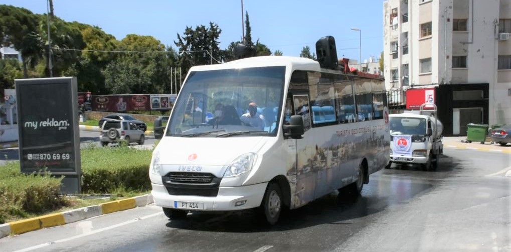 Girne Belediyesi müzik eşliğinde cadde ve sokaklarda ilaçlama yapıyor