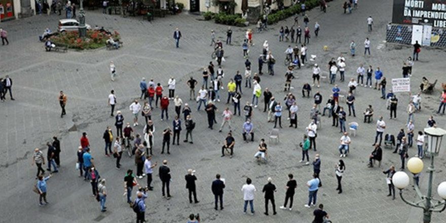 İtalya'da tarım sektöründe çalışan düzensiz göçmenlerden eylem