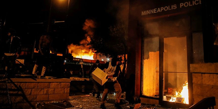 ABD'de polis müdürlüğünün binası yakıldı