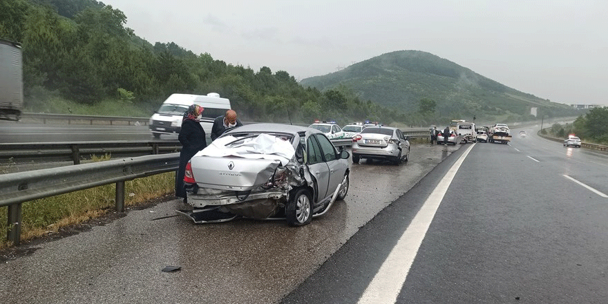 TEM'de zincirleme kaza: 25 araç birbirine girdi