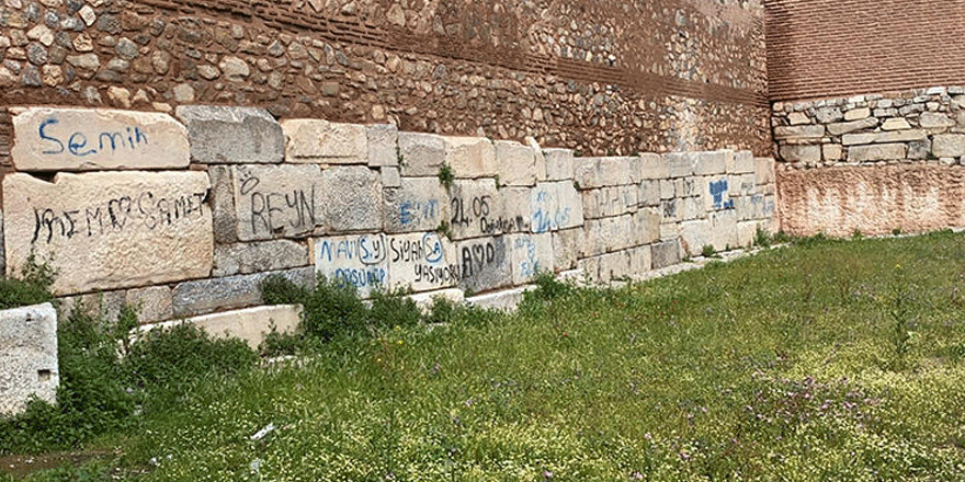 2 bin yıllık surlara, sprey boyayla yazı ayıbı sürüyor