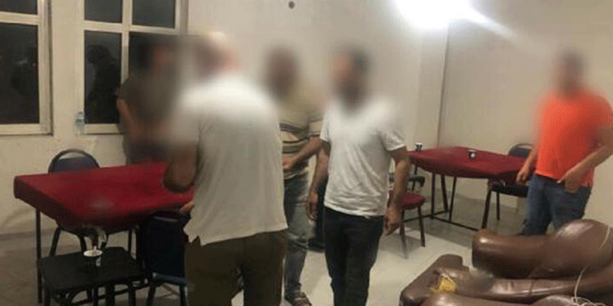 ADIYAMAN'da, kumar oynandığı belirlenen adrese polis tarafından düzenlenen operasyonda 4 kişi gözaltına alındı.