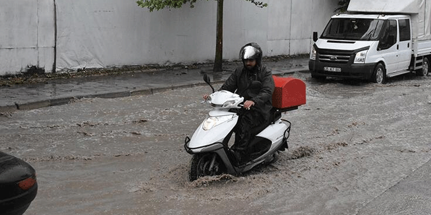 Bir anda bastırdı... Yollar göle döndü
