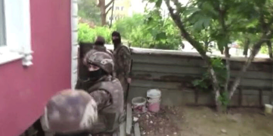 Tuzla'daki helikopter destekli narkotik operasyonu kamerada