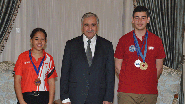 Cumhurbaşkanı Akıncı Dünya ve Avrupa şampiyonalarında başarı gösteren bilardocuları kabul etti