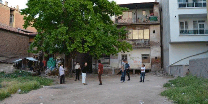 3'üncü kattan düşen 2 yaşındaki çocuk öldü