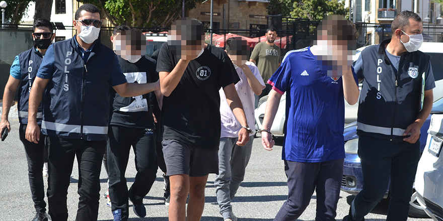 Kız meselesi yüzünden kavga ettiler