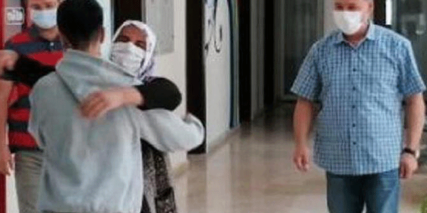 4 gün önce evden ayrılan oğluna kavuşan annenin gözyaşları